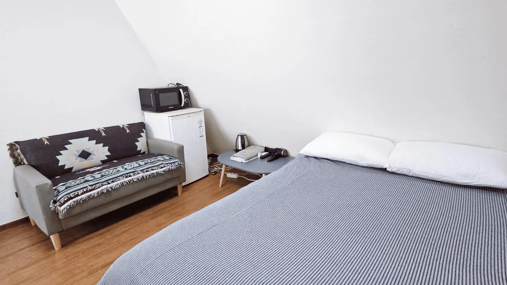 Bb Hongdae Line Hostel Seoul South Korea
