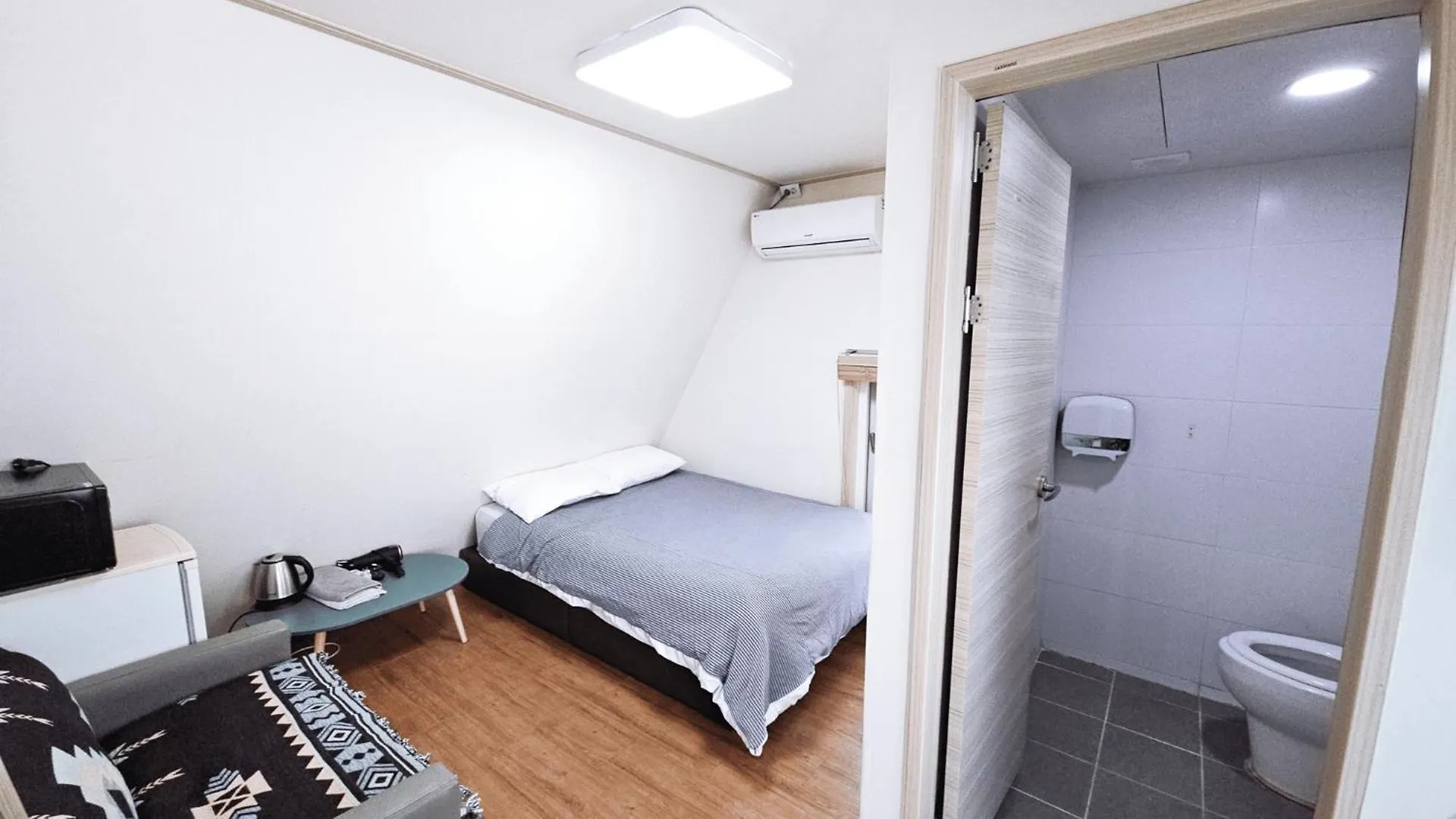 Bb Hongdae Line Hostel Seoul South Korea